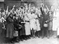 Gandhi avec des ouvrières du textile à Darwen, Lancashire, Angleterre, le 26 novembre 1931