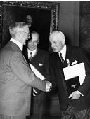 Le 1er juillet 1937 à Berlin, lors du congrès de la Chambre de Commerce Internationale (ICC), Thomas Watson - président d'IBM et d'ICC - a reçu des mains d'Hjalmar Schacht - président de la Reichsbank et ministre de l'Économie du Troisième Reich - l'Ordre du Mérite de l'Aigle allemand.
