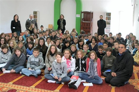 Des élèves de 5e au collège Saint-Pierre des Essarts en visite à la mosquée de La Roche