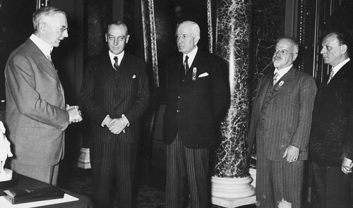 Le 1er juillet 1937 à Berlin, lors du congrès de la Chambre de Commerce Internationale (ICC), Thomas Watson - président d'IBM et d'ICC - a reçu des mains d'Hjalmar Schacht - président de la Reichsbank et ministre de l'Économie du Troisième Reich - l'Ordre du Mérite de l'Aigle allemand.