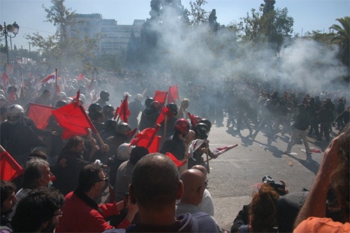 Affrontements entre des manifestants communistes et des casseurs