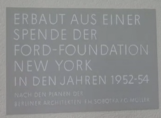Copie d'écran. "Construit à partir d'un don de la Fondation Ford New York dans les années 1952-1954 selon le plan des architectes berlinois F.H. Sobotka et G. Müller".