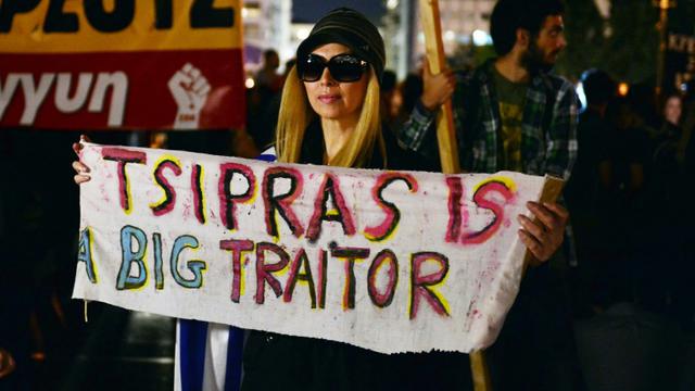 Une banderole où l'on peut lire "Tsipras est un grand traître", lors d'une manifestation devant le Parlement grec contre l'adoption de nouvelles mesures d'austérité, à Athènes le 16 octobre 2015 [Louisa Gouliamaki / AFP/Archives]