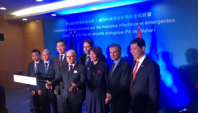 Bernard Cazeneuve, Mathias Feckl, Marisol Touraine et Yves Lévy. Wuhan, le 23 février 2017.