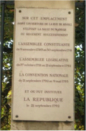Plaque historique posée le long des grilles du jardin des Tuileries en face du 228 rue de Rivoli